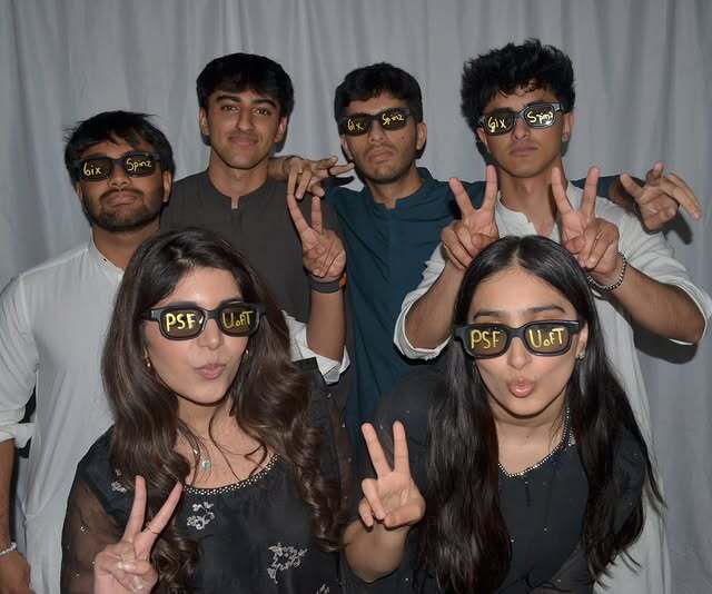6ixSpinz photobooth guests